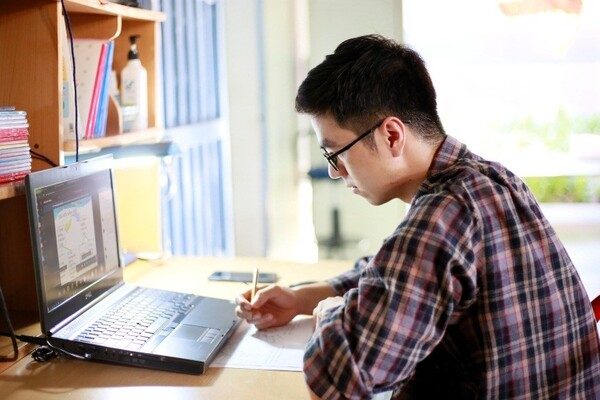 Học đại học online cho người đi làm – Giải pháp học tập hiện đại