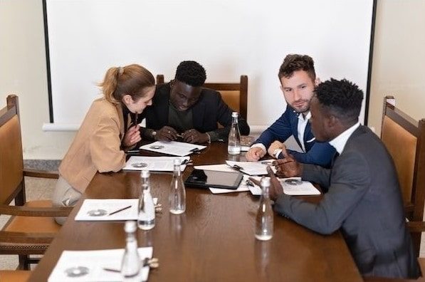 Việc tuyển dụng ngành Luật kinh tế hiện nay có khó khăn không?