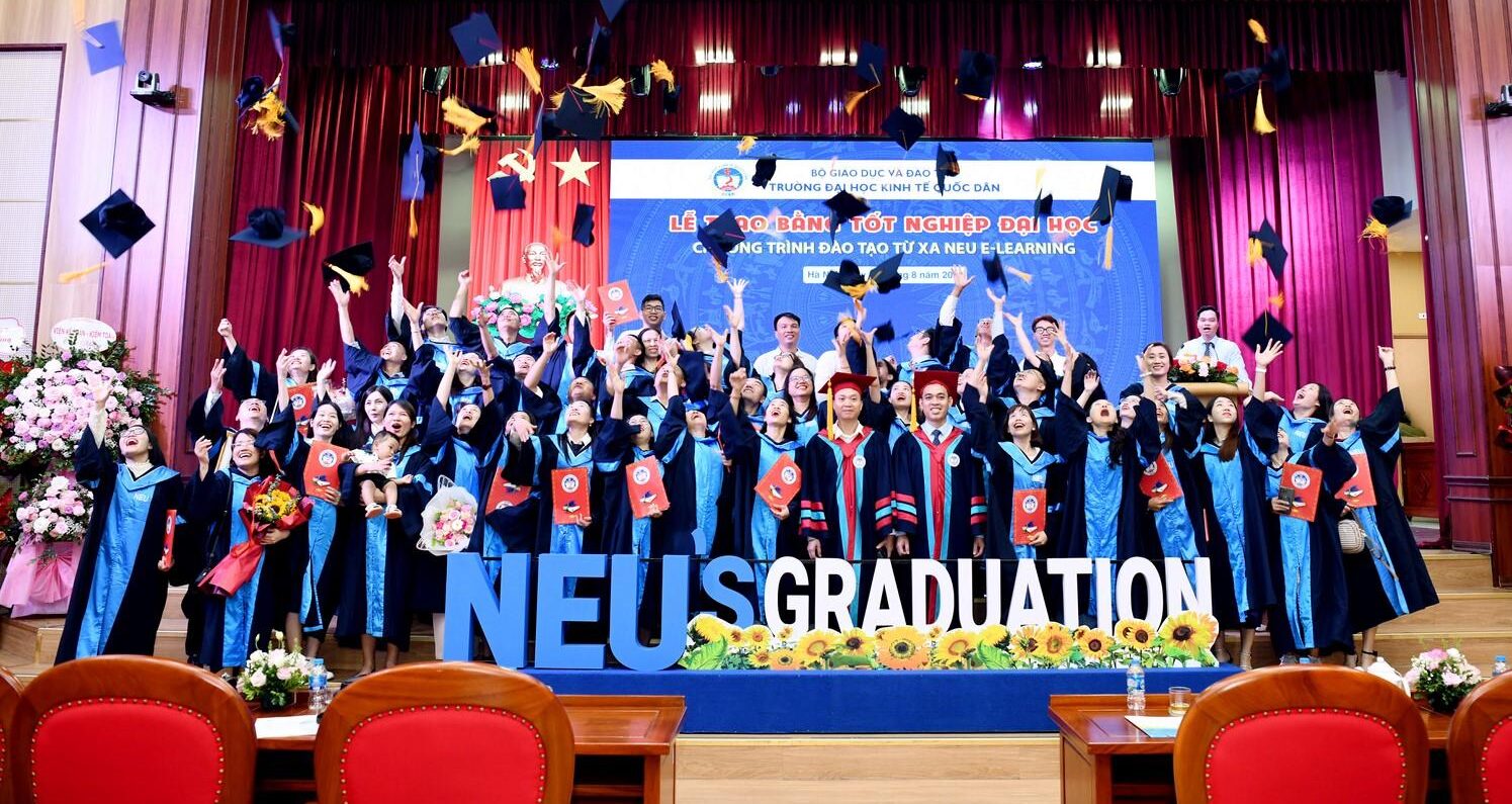226 tân Cử nhân chương trình đào tạo từ xa Neu E-learning trong Lễ trao bằng Tốt nghiệp đại học năm 2024