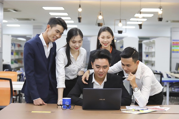 Học online luật kinh tế? Lợi ích và cơ hội nâng cao triển vọng nghề nghiệp