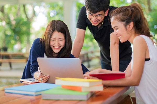 Giải đáp 2026: Học quản trị kinh doanh có khó xin việc không?