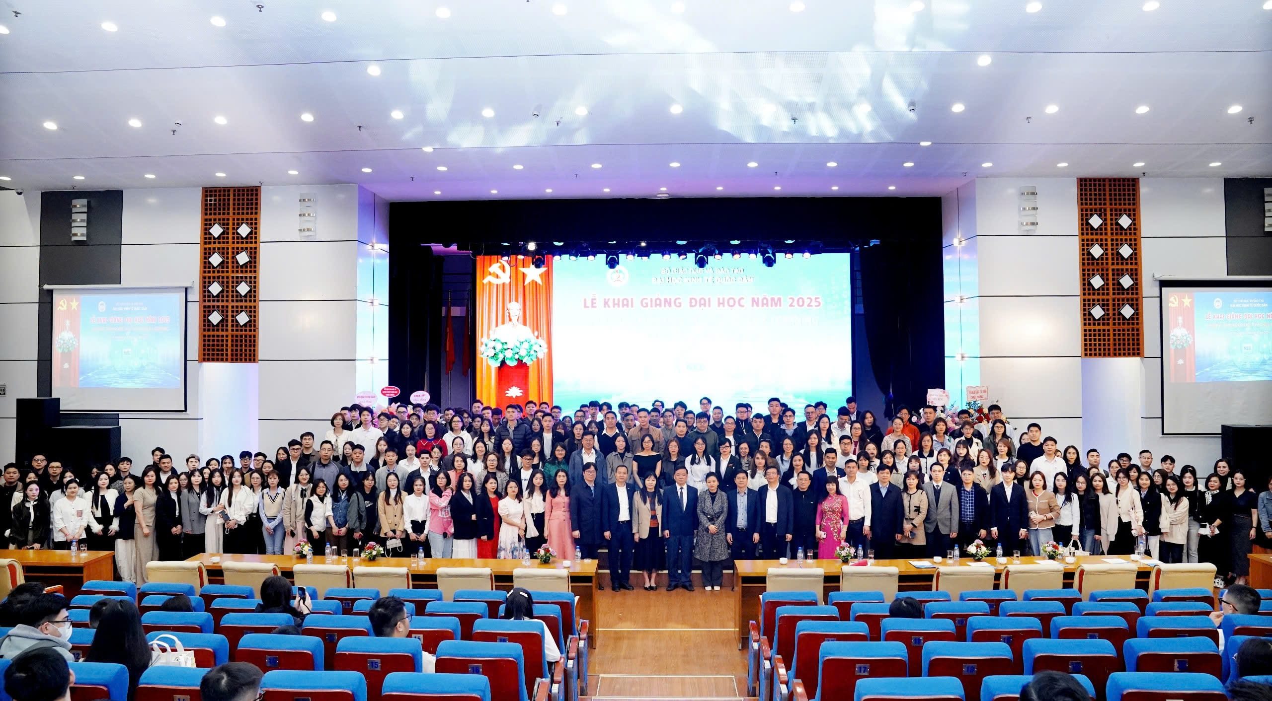 890 tân sinh viên rạng rỡ trong Lễ khai giảng chương trình Đào tạo từ xa NEU-Elearning 2025