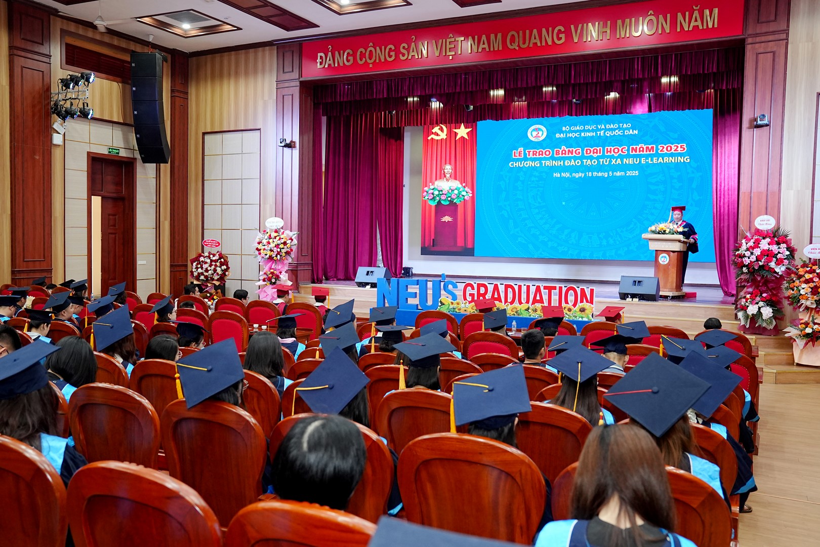 400 tân cử nhân chương trình Đào tạo từ xa NEU E-Learning rạng rỡ trong Lễ Tốt nghiệp