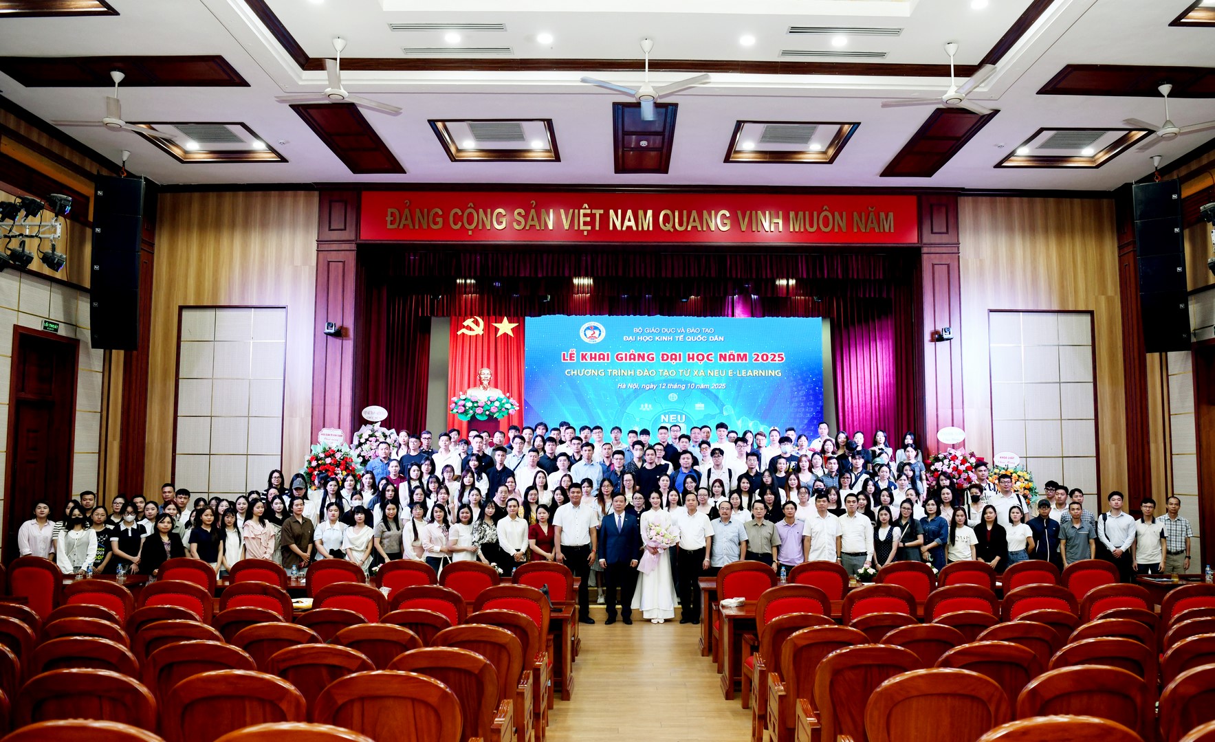 400 tân sinh viên hào hứng tham dự Lễ khai giảng chương trình Đào tạo từ xa NEU E-Learning đợt 7 năm 2025